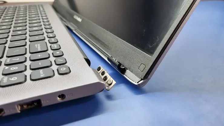 Wymiana klapy i zawiasów Asus Vivobook R564F